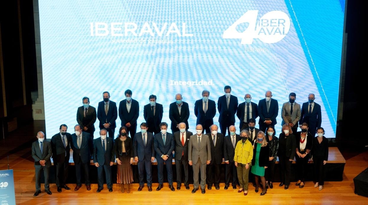 Foto de familia del 40 aniversario de Iberaval con las autoridades