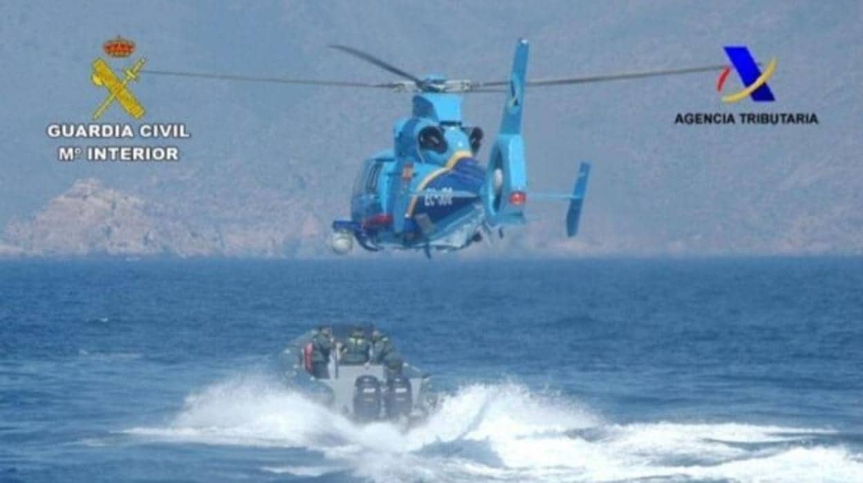 Un helicoptero del servicio de Vigilancia Aduanera en plena persecución de una lancha en aguas del estrecho de Gibraltar