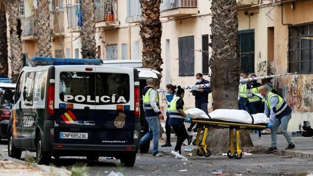 Hallan el cadáver de un hombre tirado en el suelo en plena calle en Valencia