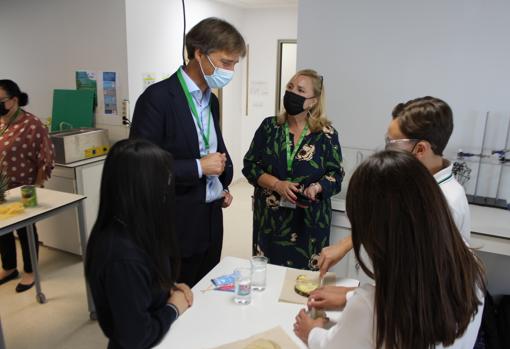 Frank Maassen y Vanessa Grimward, con estudiantes