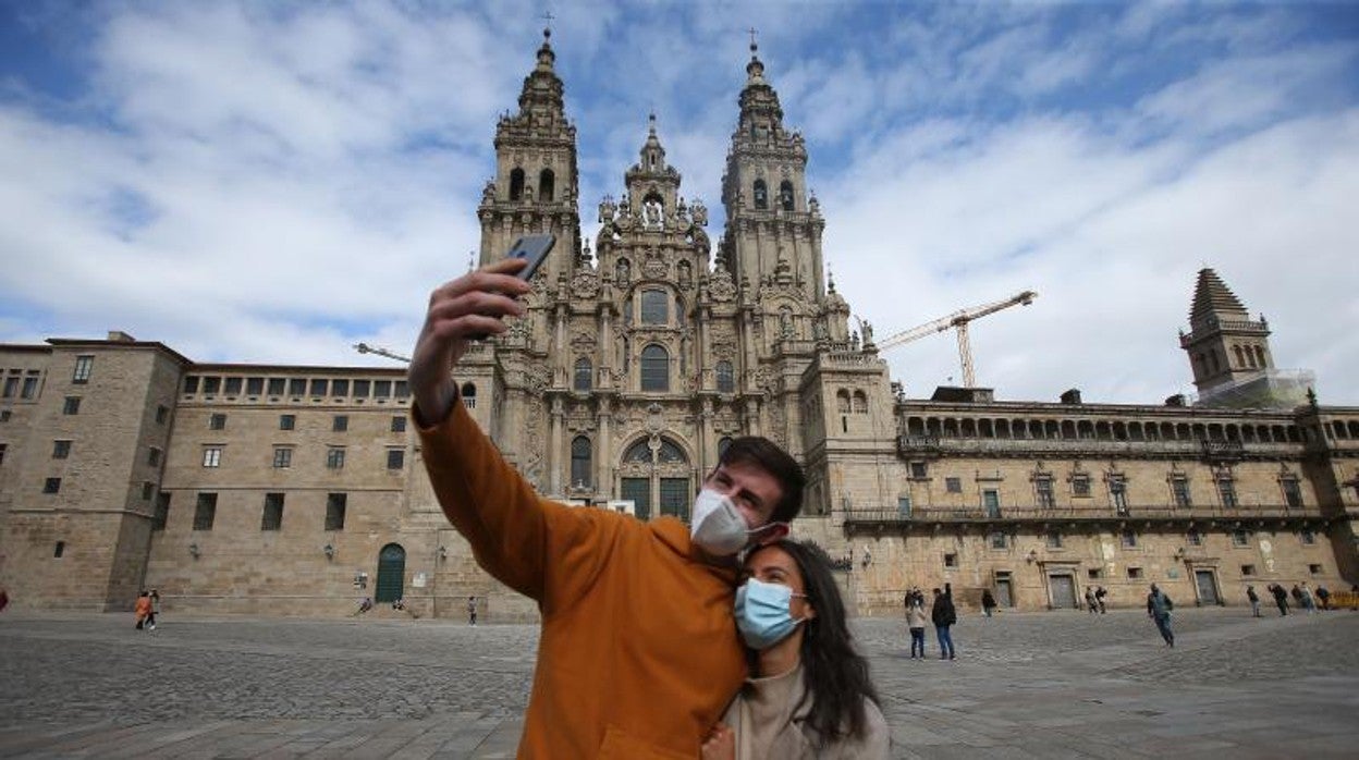 Una pareja se retrata ante la Catedral de Santiago el pasado mes de mayo