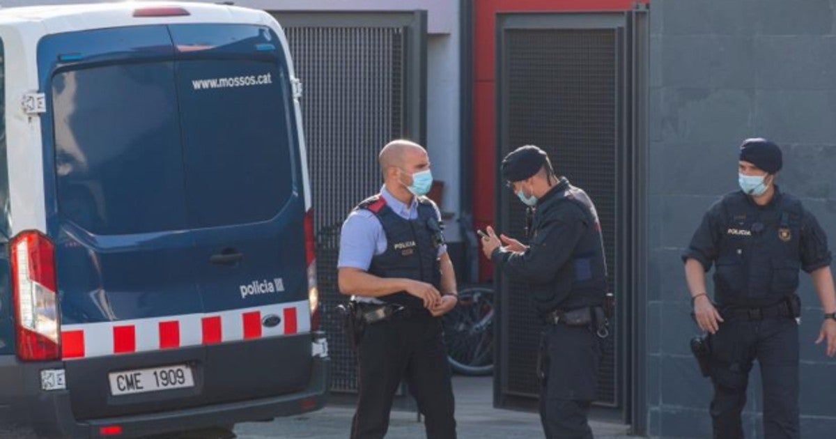 Un furgón de los Mossos d'Esquadra durante el operativo en Llinars