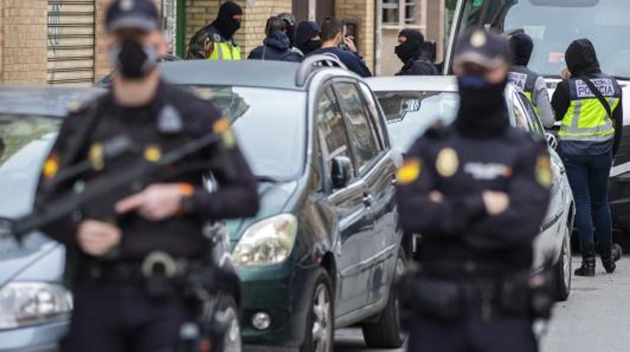 Agentes de la Policía Nacional durante una operación antidroga