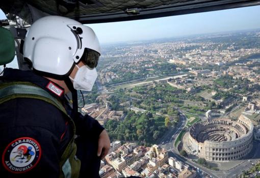 Mimebro de la Policía Italiana supervisando los alrededores romanos