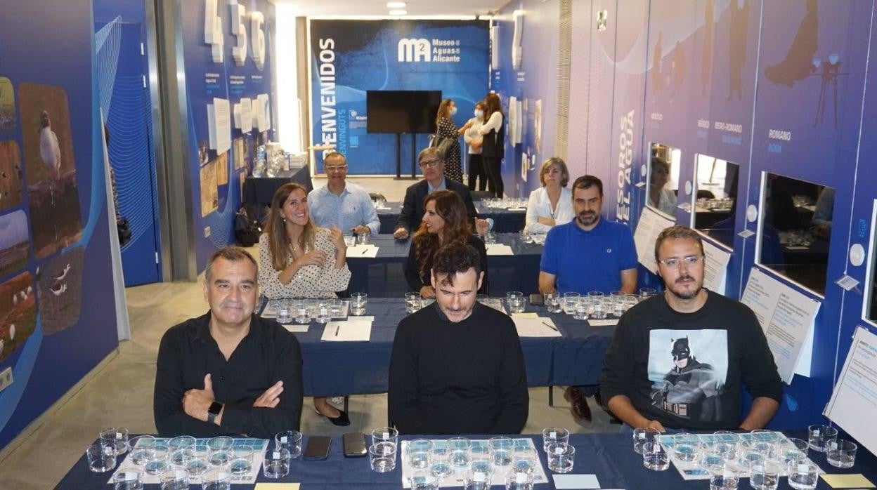 Participantes en la cata a ciegas en el Museo de Aguas de Alicante