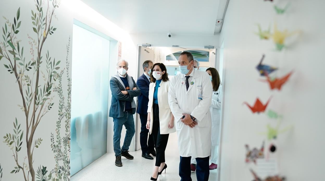 Díaz Ayuso, junto a Paco Arango (dcha), presidente de la Fundación Aladina, y los responsables médicos del Niño Jesús, en la nueva Sala de Hospitalización