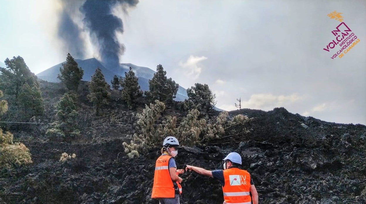 Casa amenazada por la lava en una finca de platanera cercana al mar