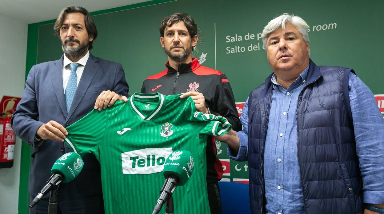 Javi Sánchez, entre Joaquín Sánchez-Garrido y Luis Jaime Puebla