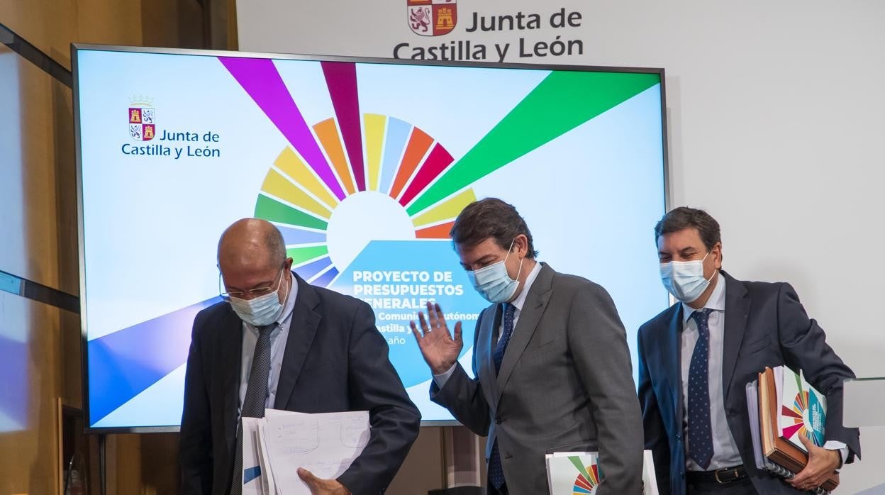 El presidente de la Junta, Alfonso Fernández Mañueco, acompañado por el vicepresidente, Francisco Igea, y por el consejero de Economía, Carlos Fernández Carriedo, presenta el proyecto de Ley de Presupuestos Generales de la Comunidad para 2022