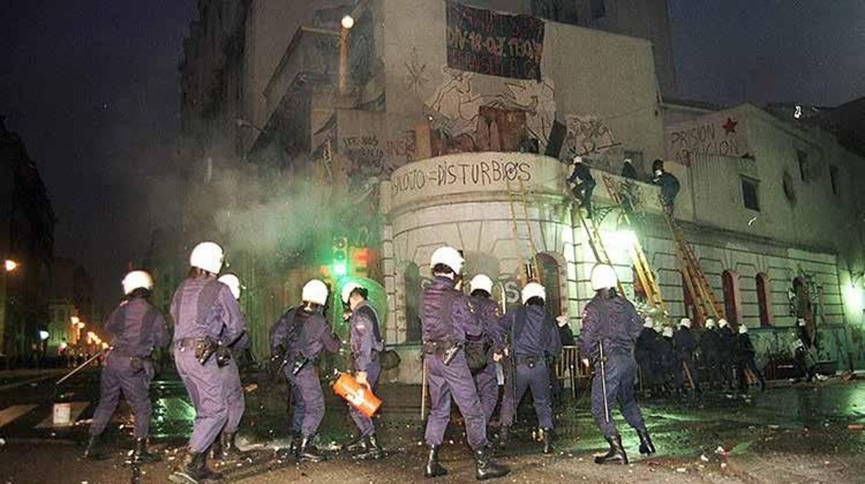 Agentes del CNP durante el desalojo del Cine Princesa en Barcelona