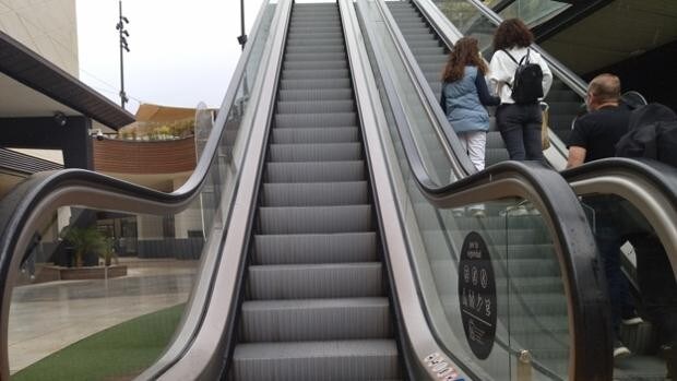 Un anciano muere al caer por unas escaleras mecánicas de un centro comercial en Valencia