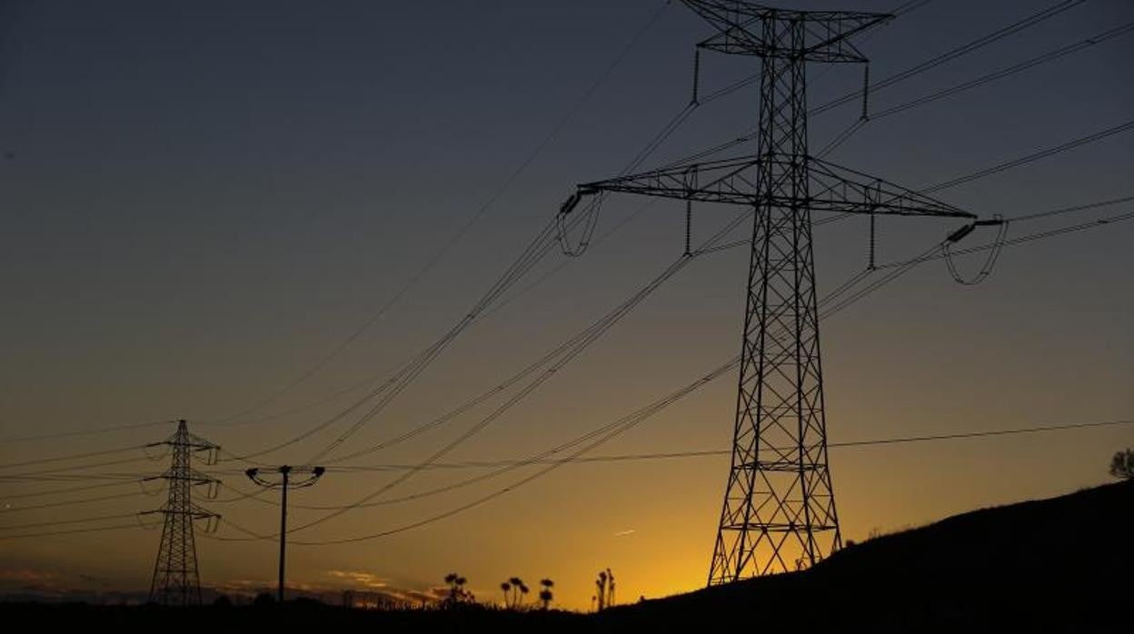 Torres de tendido eléctrico en una imagen de archivo