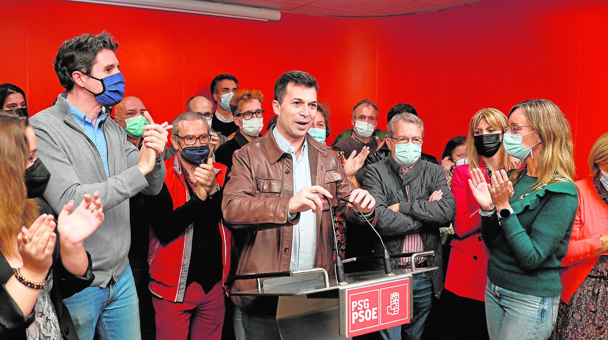 Caballero, aplaudido por los suyos, durante su intervención