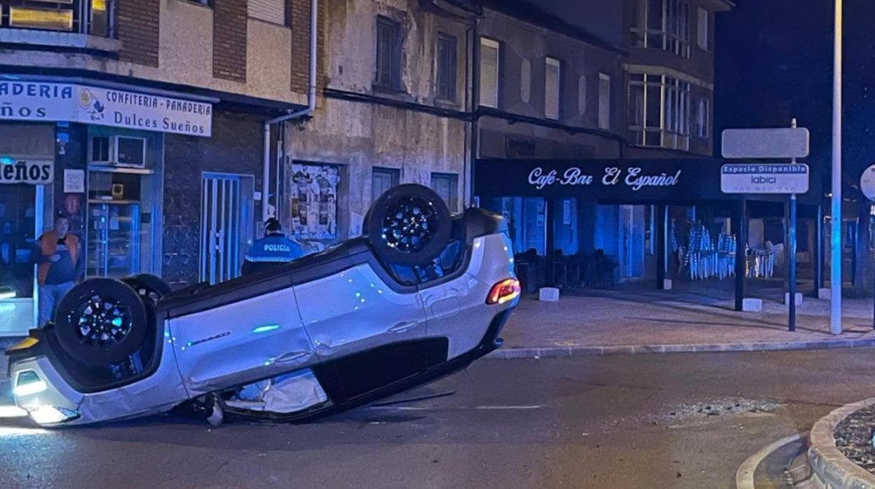 Accidente en Ponferrada provocado por un conductor ebrio que volcó su coche recientemente