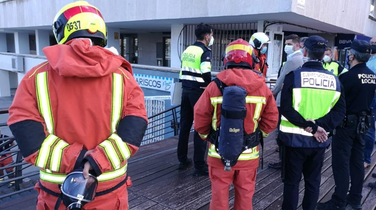 Bomberos y Policía Local durante la emergencia en la fábrica de hielo