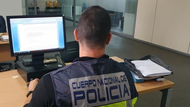 Un niño de acogida se independiza y estafa 38.000 euros a la pareja de ancianos que lo crió en Alicante