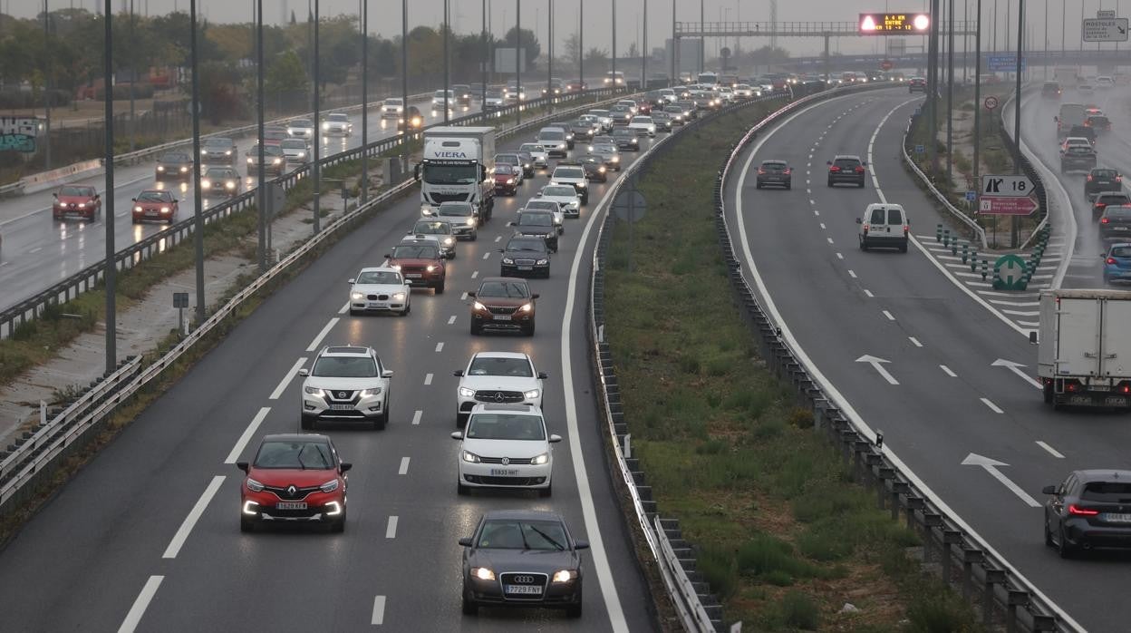 El tráfico en la A-5 el pasado viernes, durante la salida por el puente de Todos los Santos