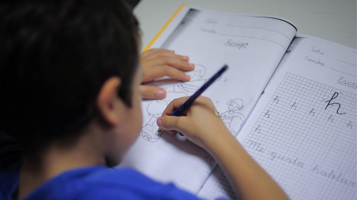 Un alumno realiza ejercicios de escritura en una escuela catalana