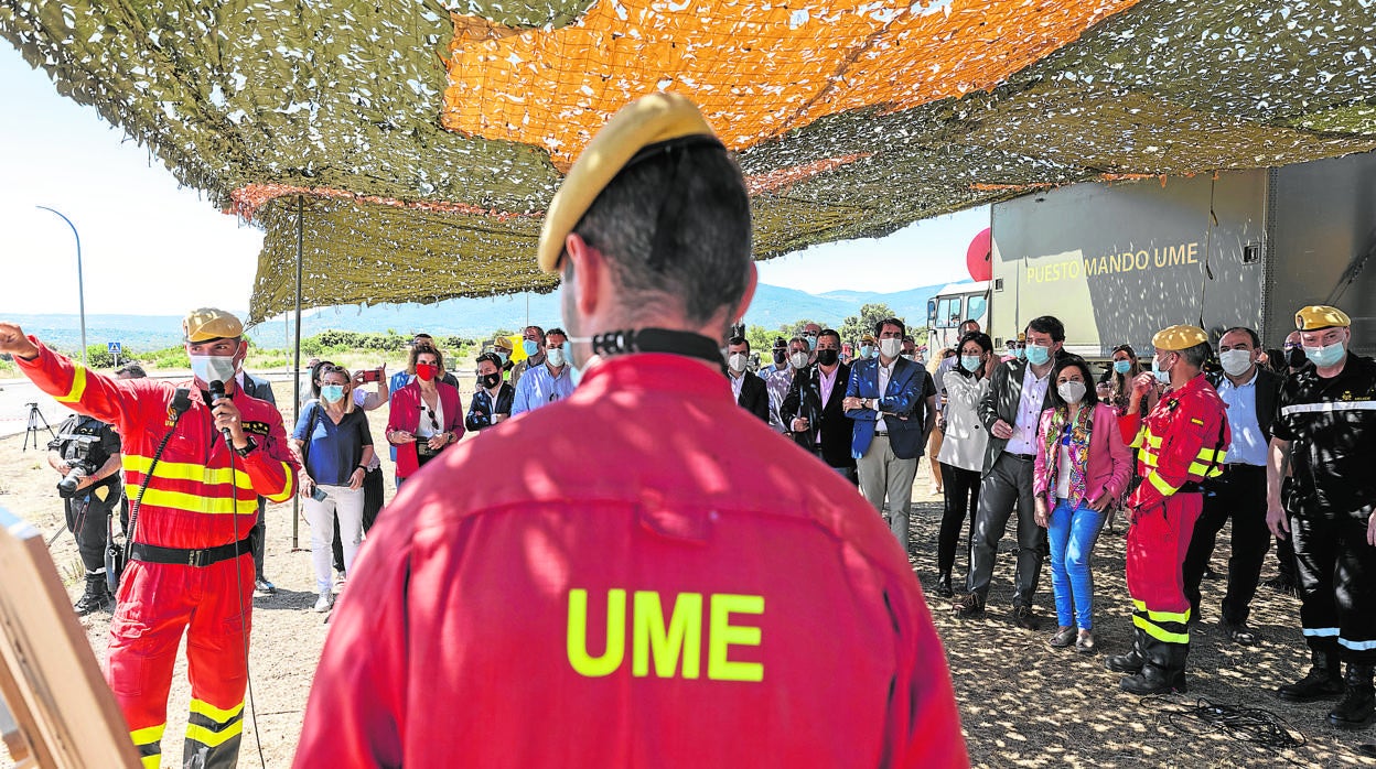 La ministra de Defensa y el presidente de la Junta, con un efectivos de la UME