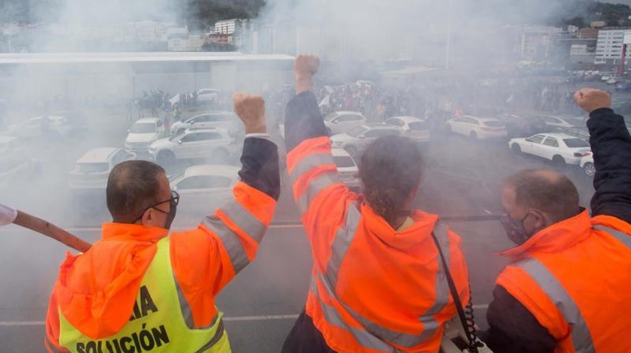 Trabajadores de Alcoa antes de salir la caravana de coches organizada como protesta el pasado sábado