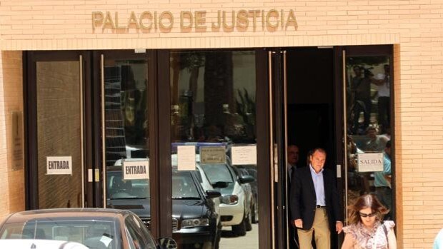 El expresidente de la Diputación de Alicante se enfrenta a una petición de 16 años de cárcel en el juicio del caso Brugal