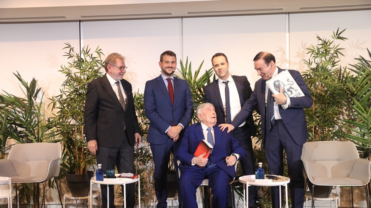 Juan Luis Cebrián, Luis María Anson y Pedro J. Ramírez, junto a los autores del libro, Juan Fernández-Miranda y Javier Chicote