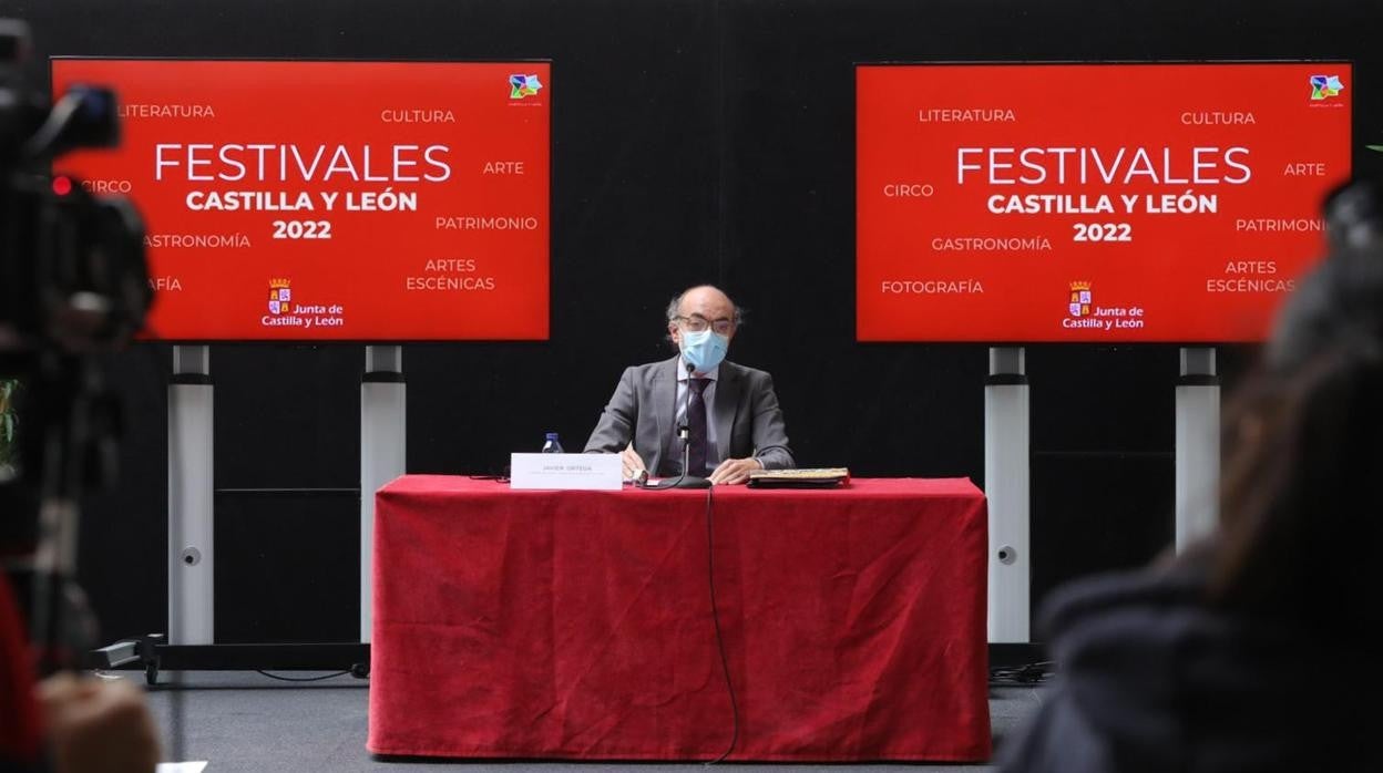 El consejero de Cultura y Turismo, Javier Ortega, presenta el Calendario de Festivales Regionales 2022