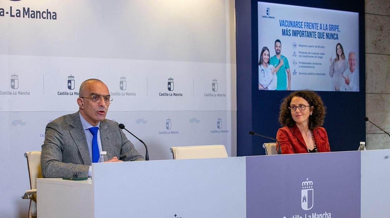 El director general de Salud Pública, Juan Camacho, y la directora general de Cuidados y Calidad del Servicio de Salud de Castilla-La Mancha (Sescam), Begoña Fernández, en rueda de prensa