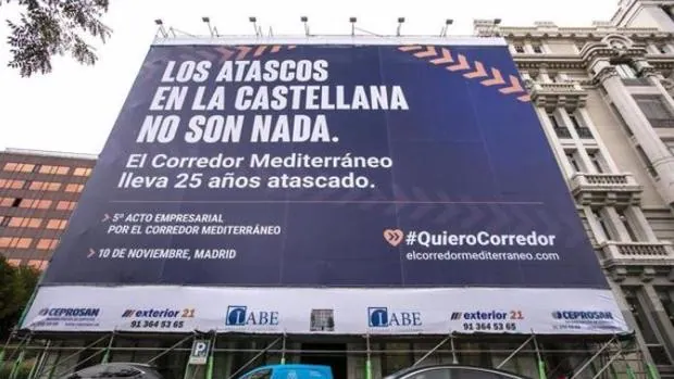 Extienden una lona en la Castellana de Madrid para denunciar los retrasos en el Corredor Mediterráneo