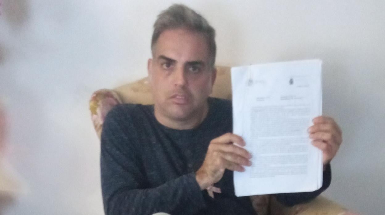 Víctor Manuel Besada, con la denuncia que presentó en julio