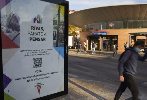 Una valla publicitaria promocionando la consulta bajo el eslógan «Rivas, párate a pensar», cerca de la urbanización Covibar