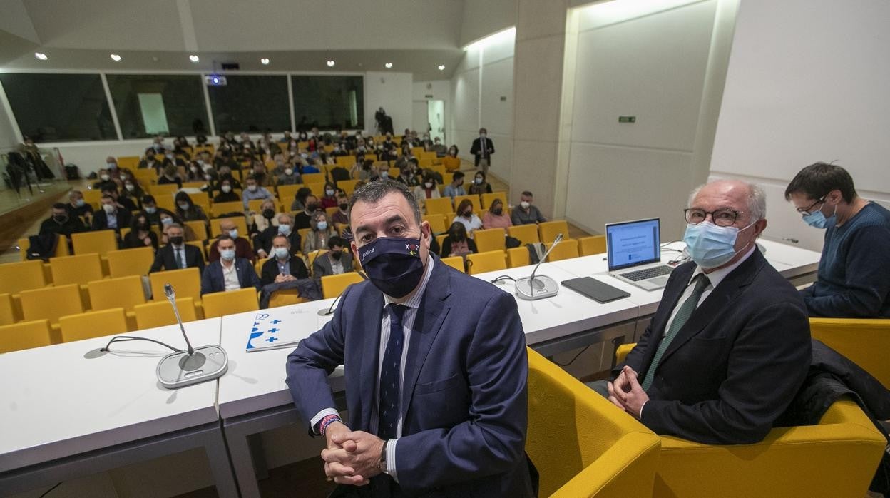 El conselleiro Román Rodríguez en la reunión celebrada esta mañana