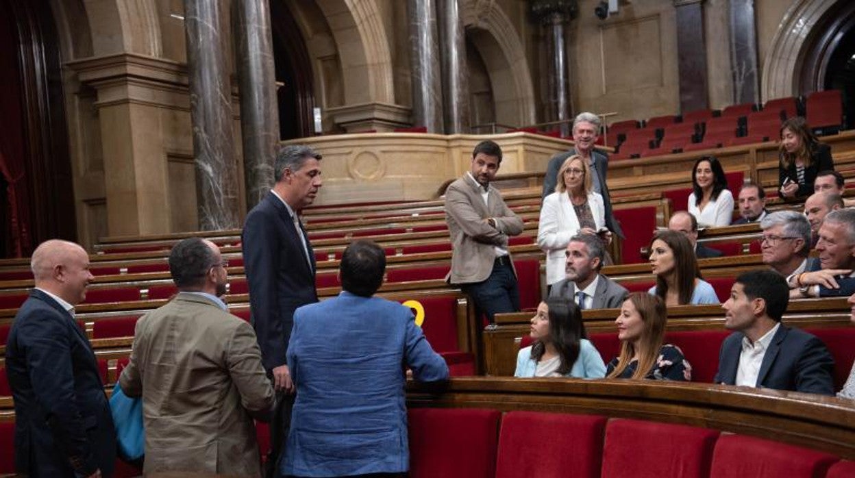 Arrimadas y miembros de Cs junto a otros diputados del PP, en el Parlamento catalán en 2018co