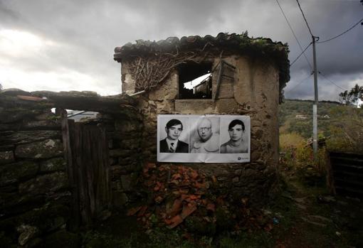 Foto antigua de los habitantes de una de las casas