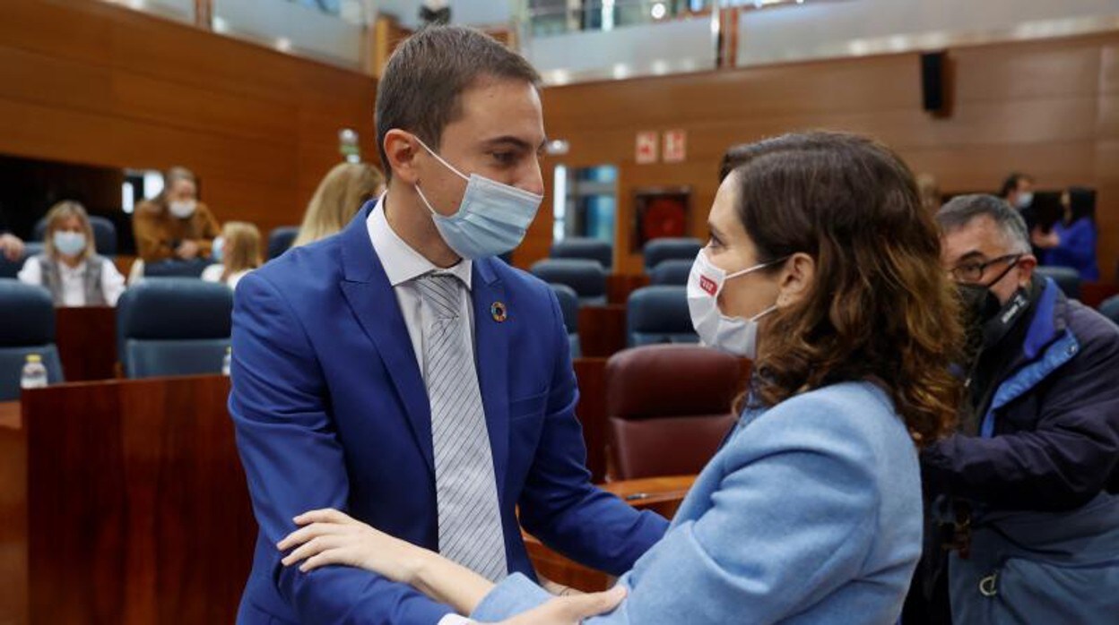 La presidenta de la Comunidad de Madrid, Isabel Díaz Ayuso, felicita al nuevo portavoz socialista, Juan Lobato