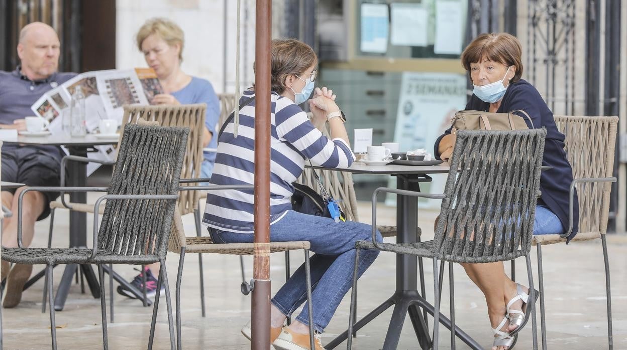 Imagen de archivo de personas con mascarilla por el coronavirus en Valencia