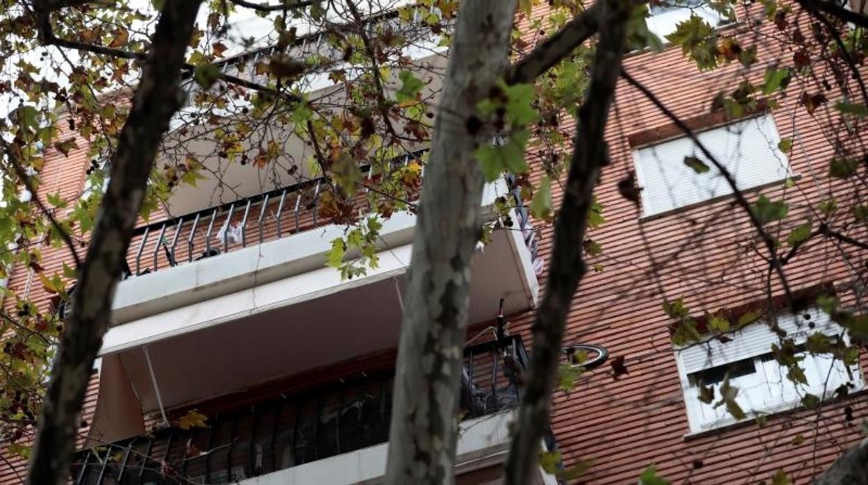 Imagen del edificio en la calle Lladró y Malli desde donde se precitió un hombre en Valencia