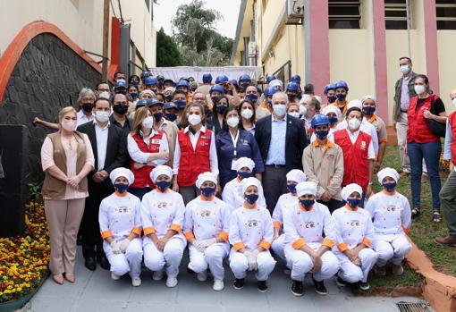 Fotografía de grupo con motivo de la visita de S.M. la Reina a la Escuela Taller de Encarnación (Paraguay)