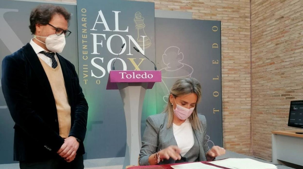 Milagros Tolón y Jesús Corroto durante la firma de cesión del Salón Rico al Consorcio de Toledo