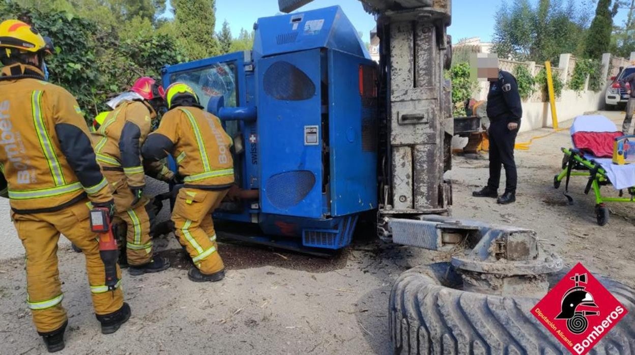 El angustioso rescate de un trabajador atrapado debajo de una excavadora en Jávea