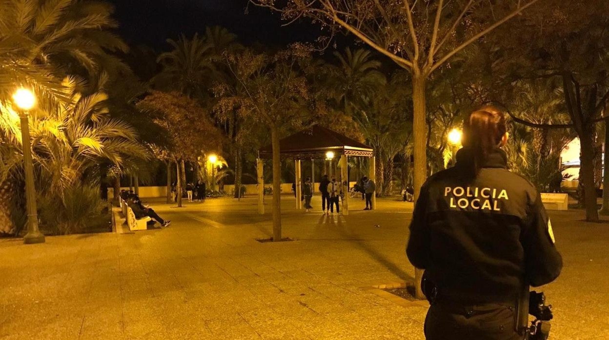 Imagen de una agente de la Policía Local de Elche