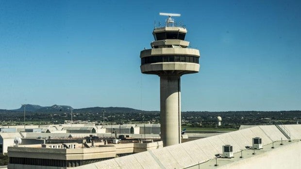 Inmigrantes ilegales paralizan el aeropuerto de Palma al huir de un avión marroquí