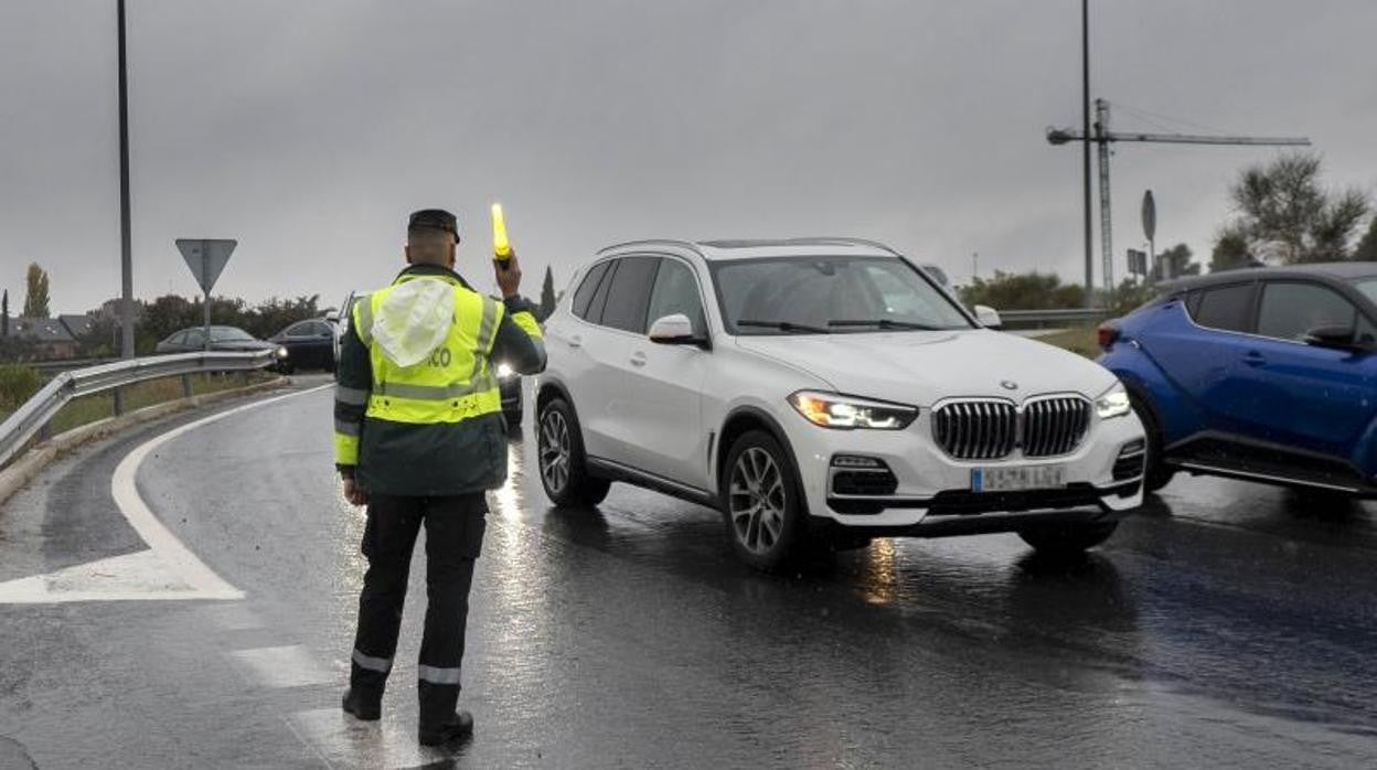 Un agente de la Guardia Civil de Tráfico regula la circulación en una rotonda