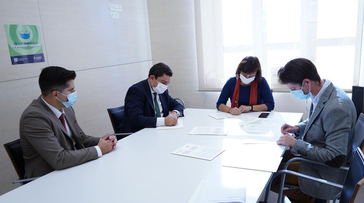 Imagen tomada durante la firma del convenio entre la Universidad Católica de Valencia y la Concejalía de Bienestar Social del Ayuntamiento de la ciudad