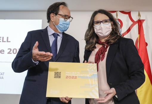 Imagen del conseller de Hacienda, Vicent Soler, y la vicepresidenta de la Generalitat, Mónica Oltra, en la presentación del proyecto de Presupuestos para 2022