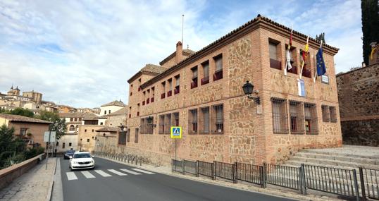 Único centro público del Casco de Toledo, se ubica en la ronda de La Cornisa