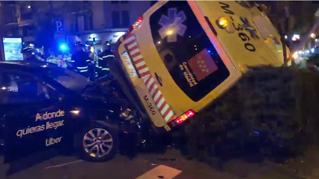 Un Uber embiste a una ambulancia en la calle Juan Bravo