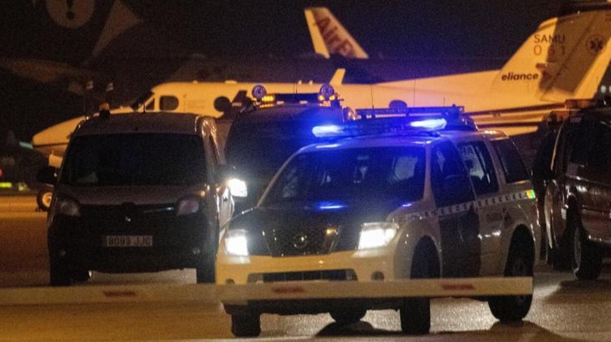 Agentes de la Guardia Civil intervienen en el aeropuerto de Palma tras la fuga de inmigrantes