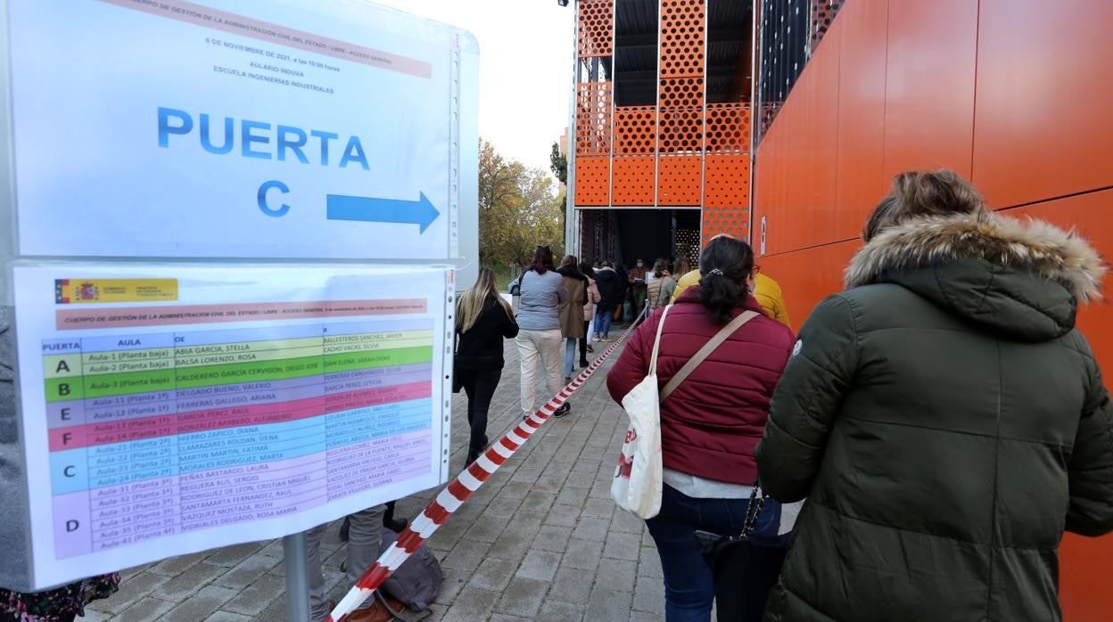 Centenares de personas asisten a los exámenes de oposición a la Administración General del Estado en Valladolid