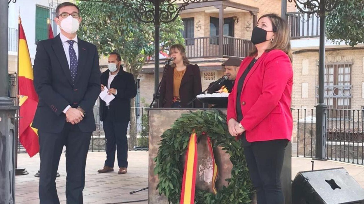 La alcaldesa y el vicepresidente, de la Diputación colocar una corona de laurel en un pebetero como homenaje a las víctimas del Covid